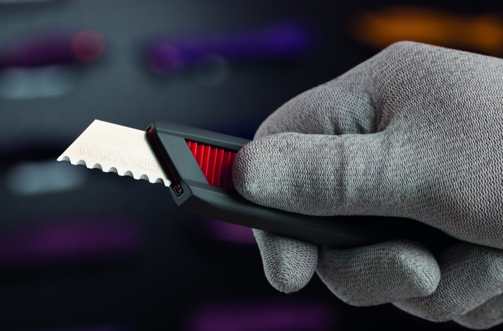 TORTORIS SAFE 11 safety knife in use