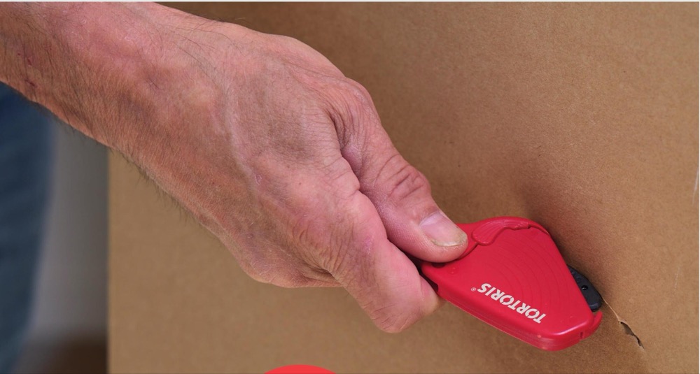 TORTORIS ULTRA SAFE 35 safety knife in use